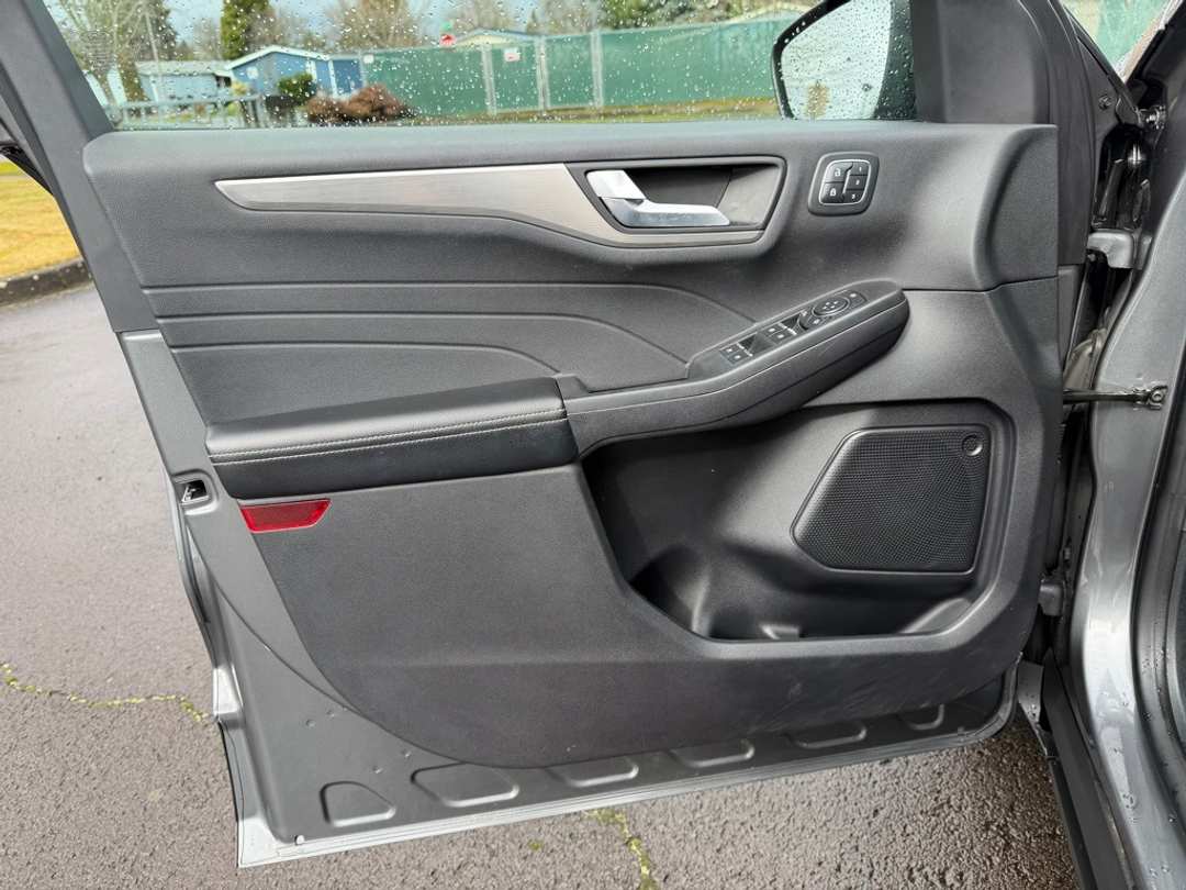 2022 Ford Escape Titanium - Image 11