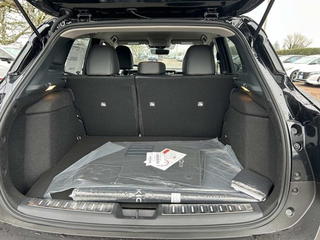 2025 Nissan Kicks SR - Image 24