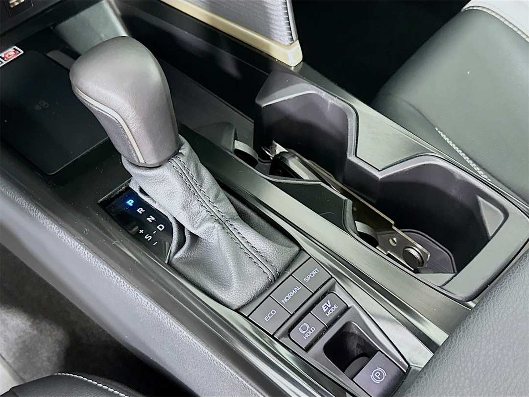 2025 Toyota Camry SE - Image 17