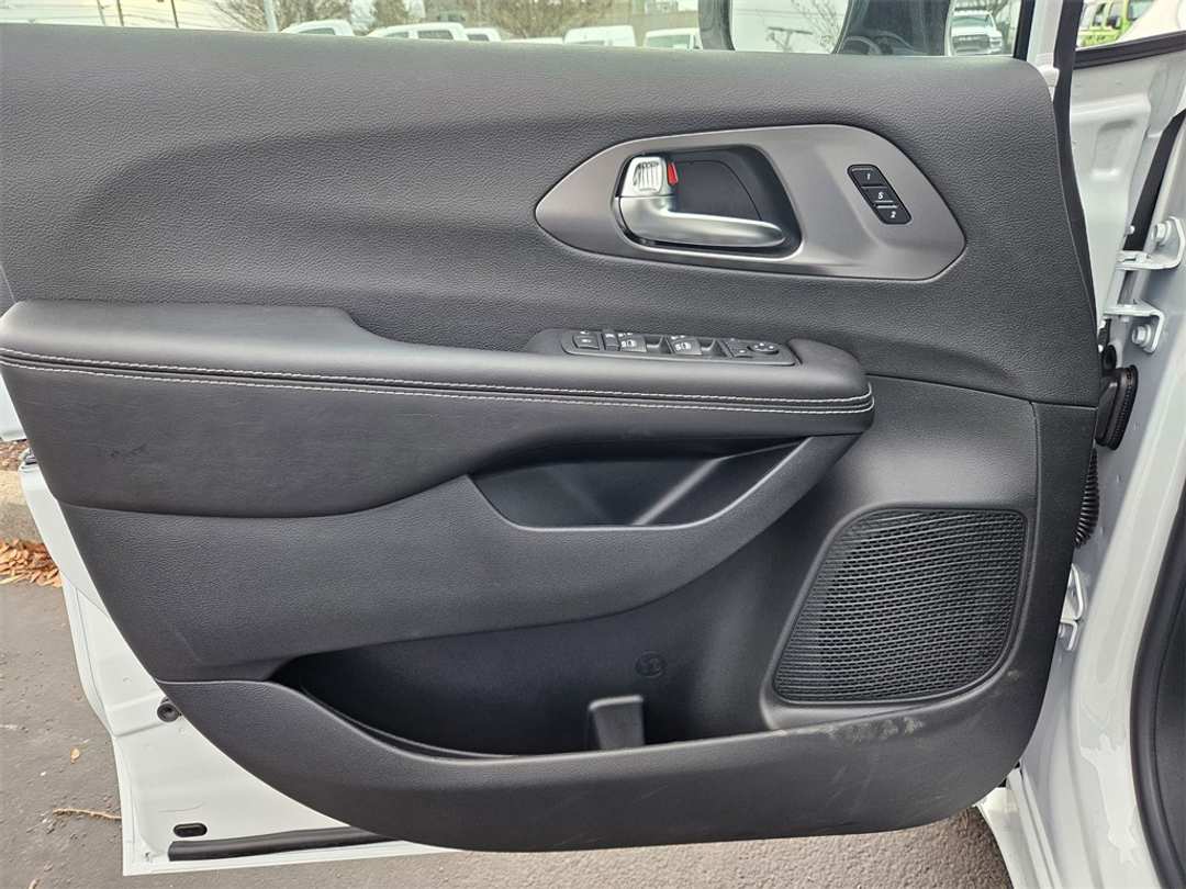 2026 Chrysler Pacifica Select - Image 10