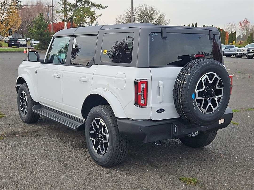 2025 Ford Bronco Outer Banks - Image 3