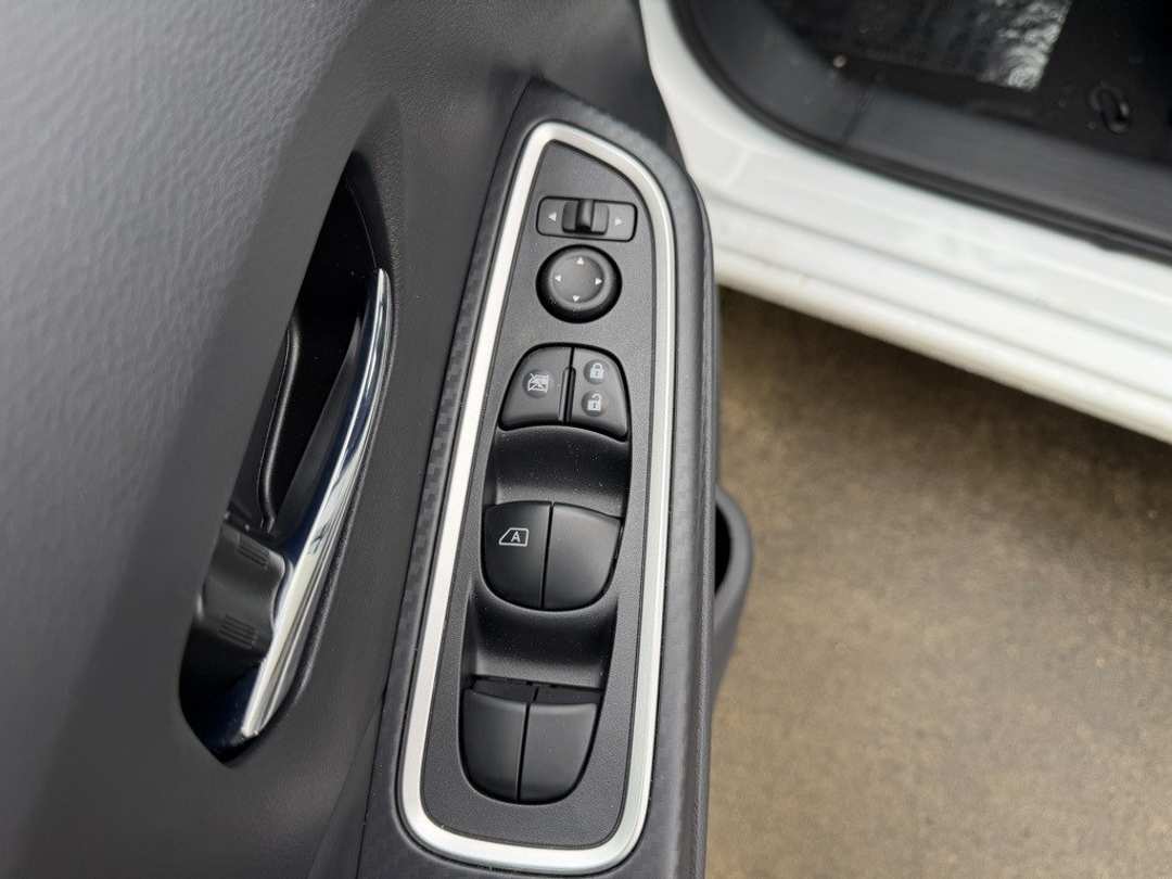 2025 Nissan Versa 1.6 SR - Image 13