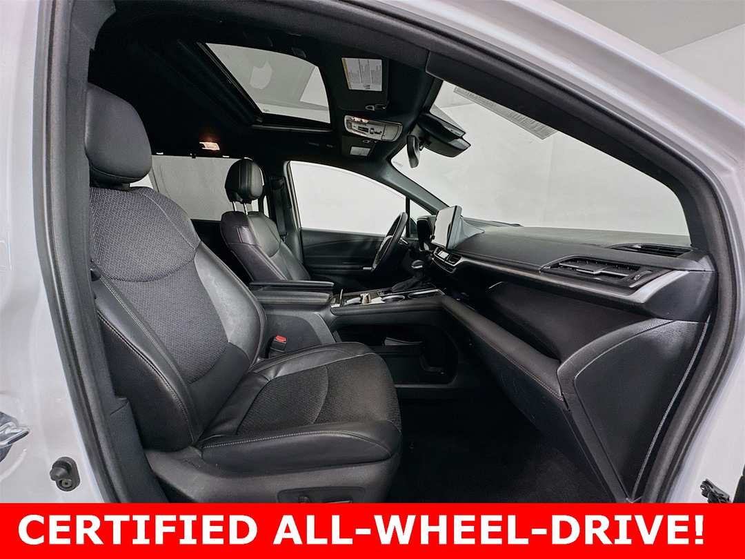 2025 Toyota Sienna Platinum - Image 29
