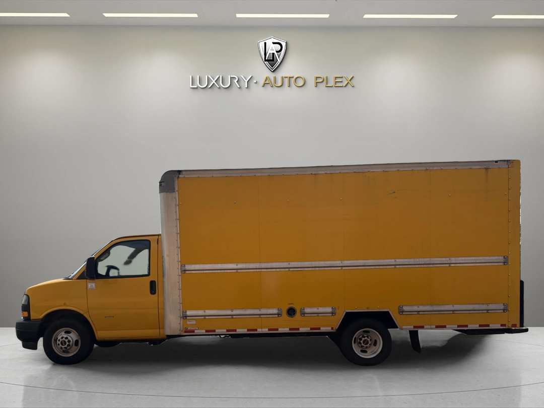 2018 GMC Savana Commercial Cutaway CAB 2D - Image 2