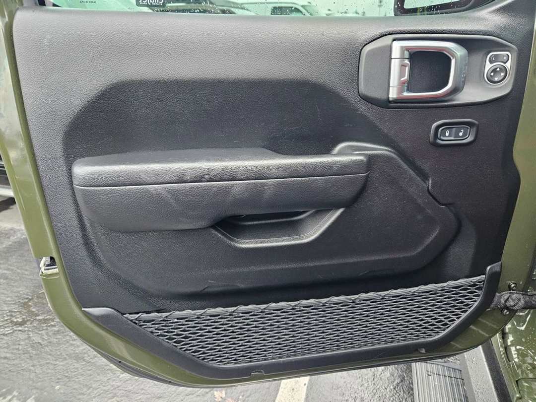 2023 Jeep Wrangler Rubicon - Image 10