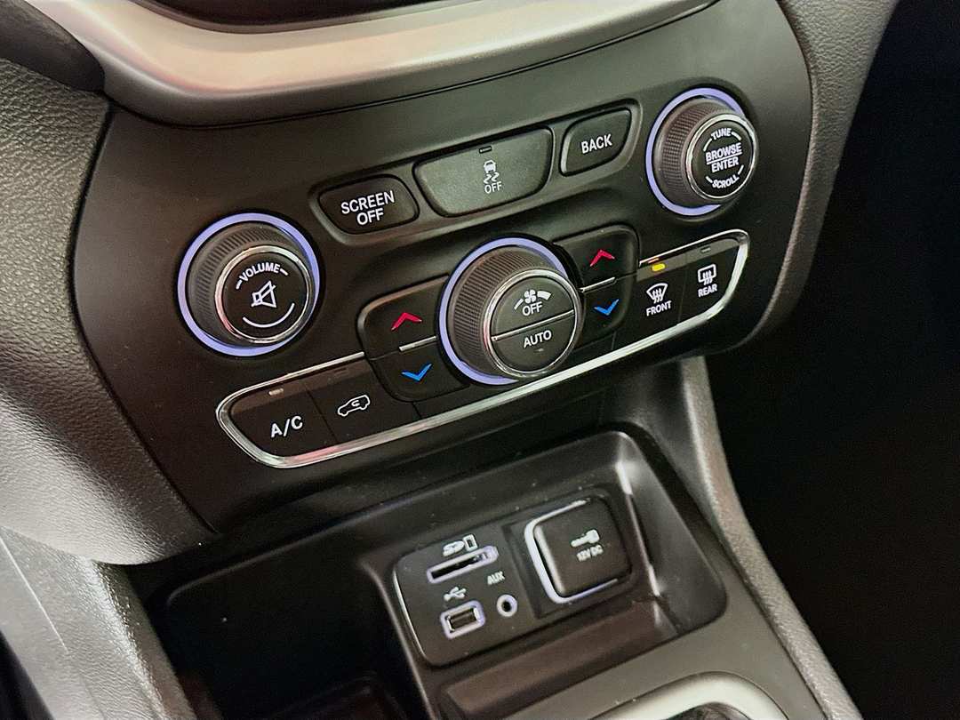 2018 Jeep Cherokee Latitude Plus - Image 16