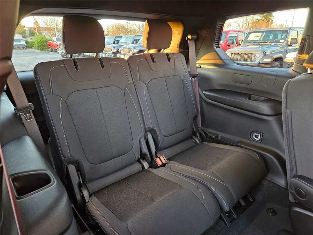 2025 Jeep Grand Cherokee L Laredo - Image 33