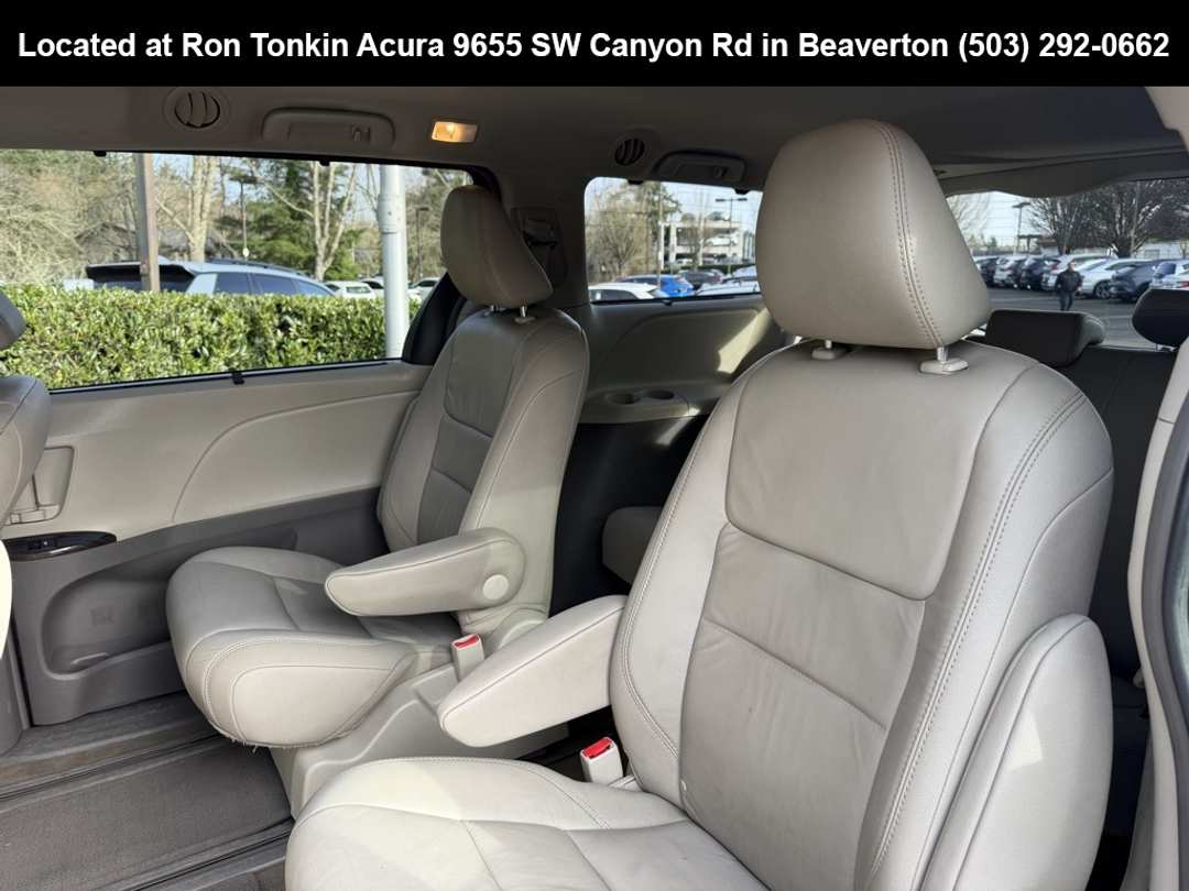 2017 Toyota Sienna XLE - Image 27