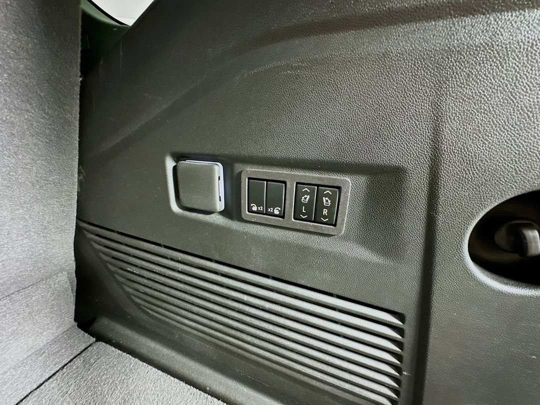 2024 GMC Yukon Denali - Image 37