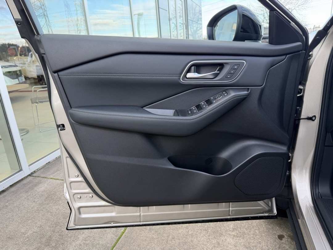 2026 Nissan Rogue Platinum - Image 11