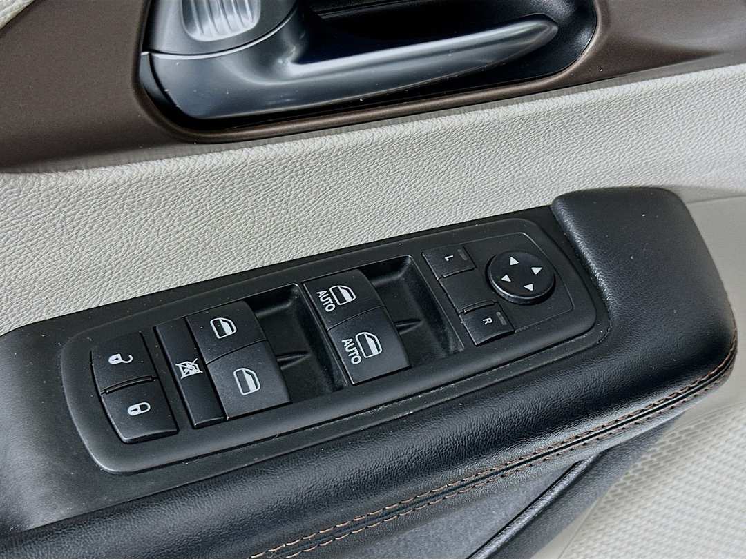 2019 Chrysler Pacifica Touring L - Image 18