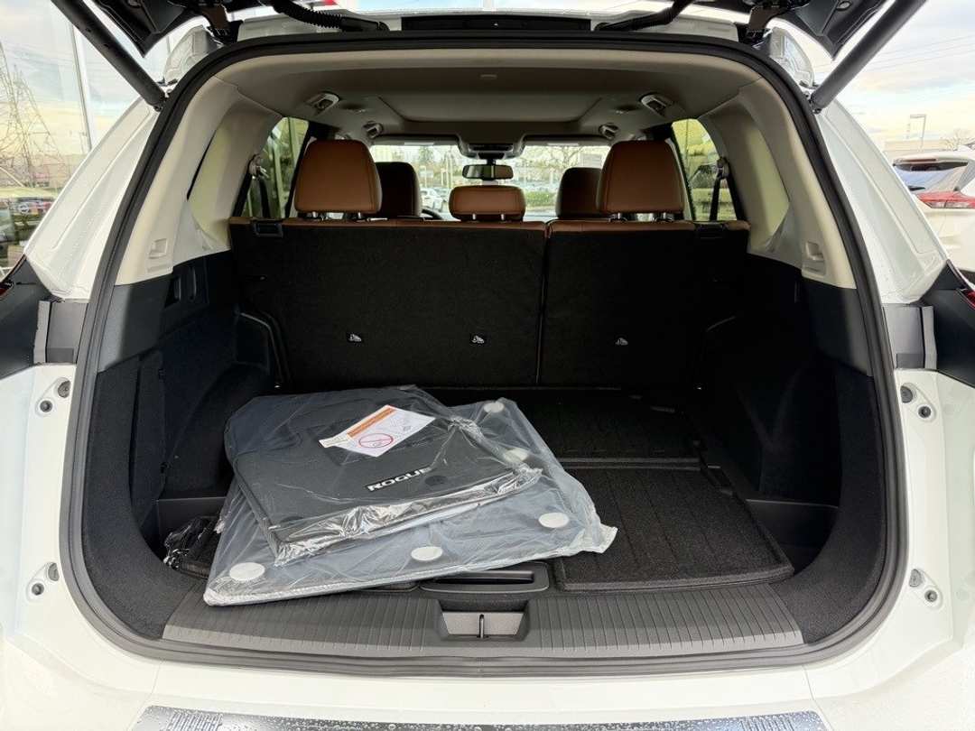 2026 Nissan Rogue Platinum - Image 10