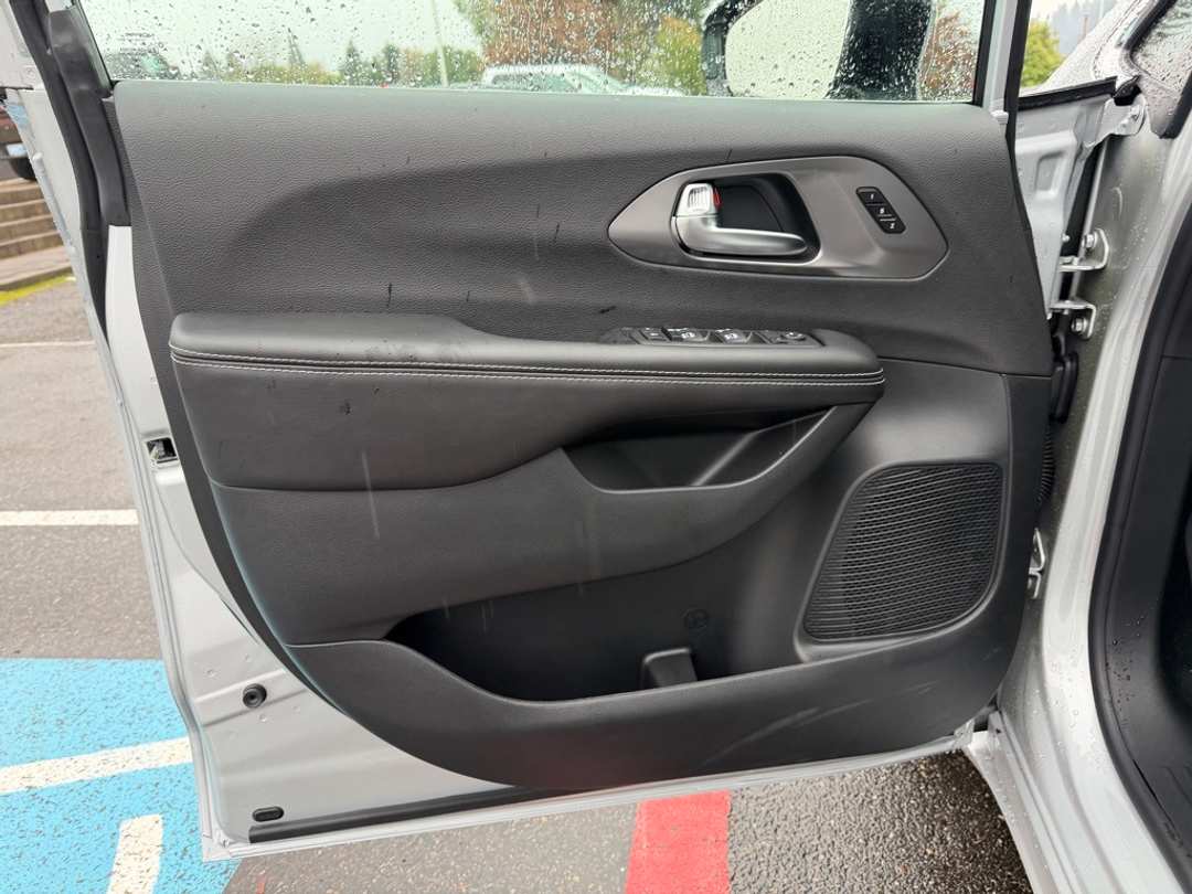 2026 Chrysler Pacifica Select - Image 11
