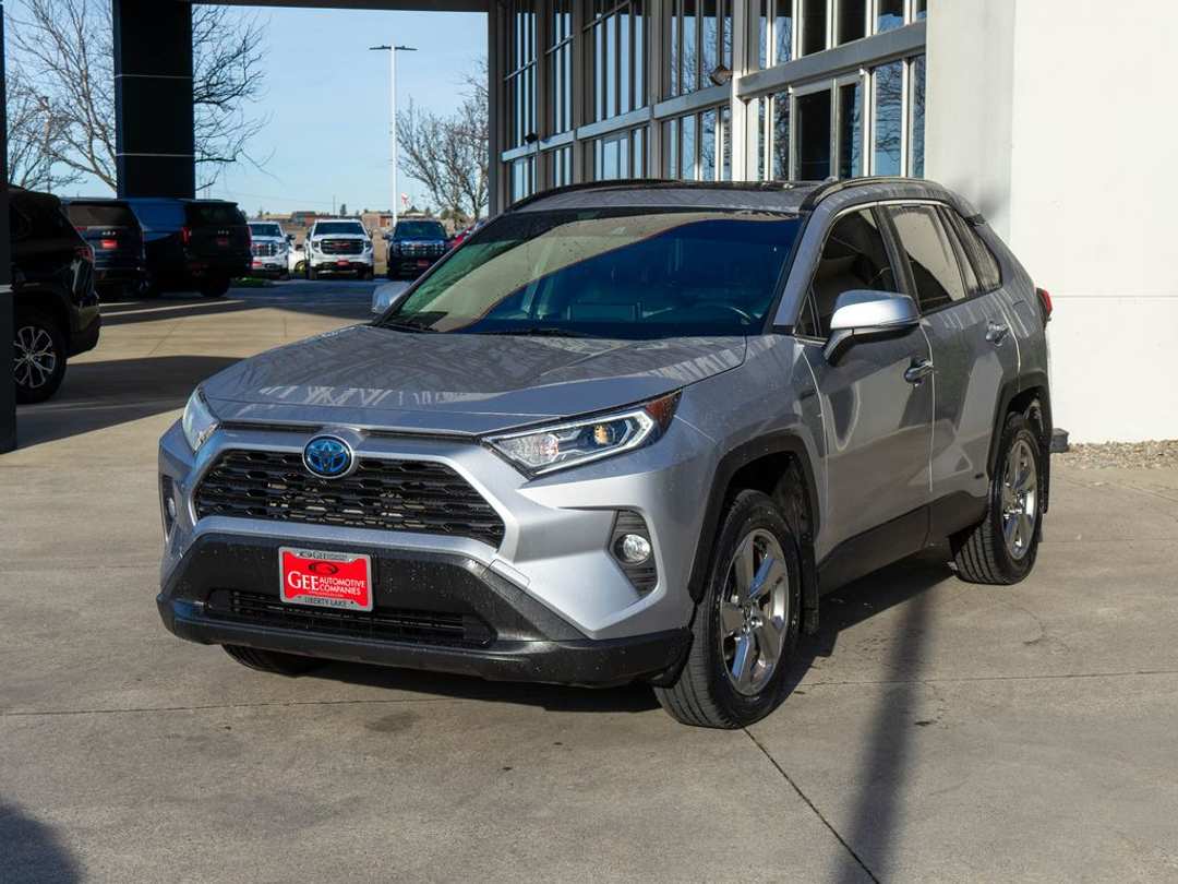 2021 Toyota Rav4 XLE Premium - Image 3