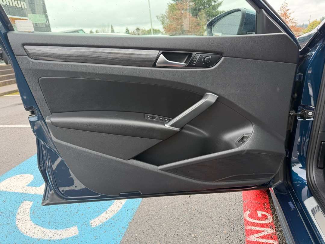 2020 Volkswagen Passat 2.0T RLine - Image 12