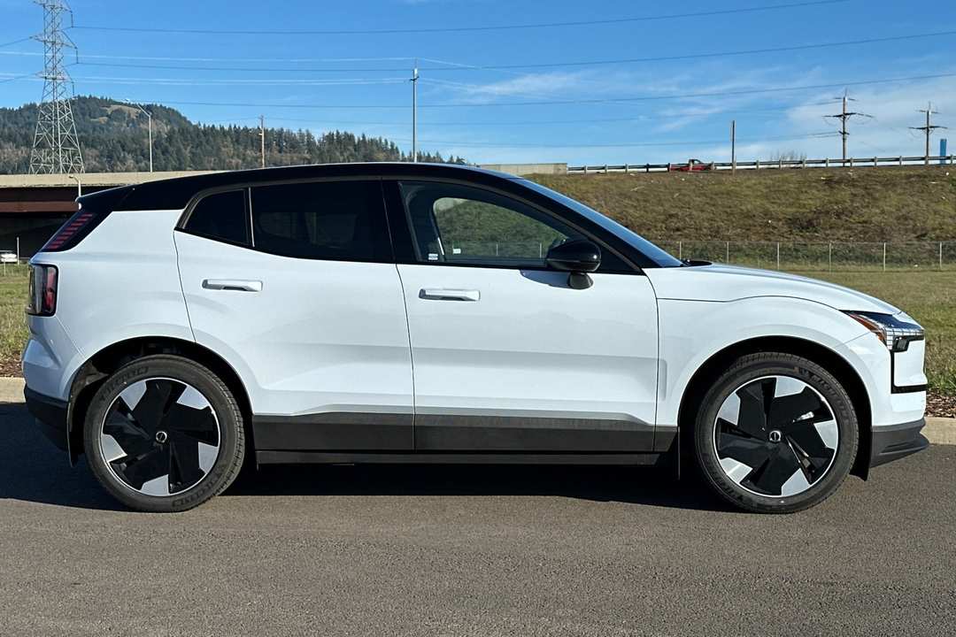 2026 Volvo Ex30 Twin Motor Performance Plus - Image 2