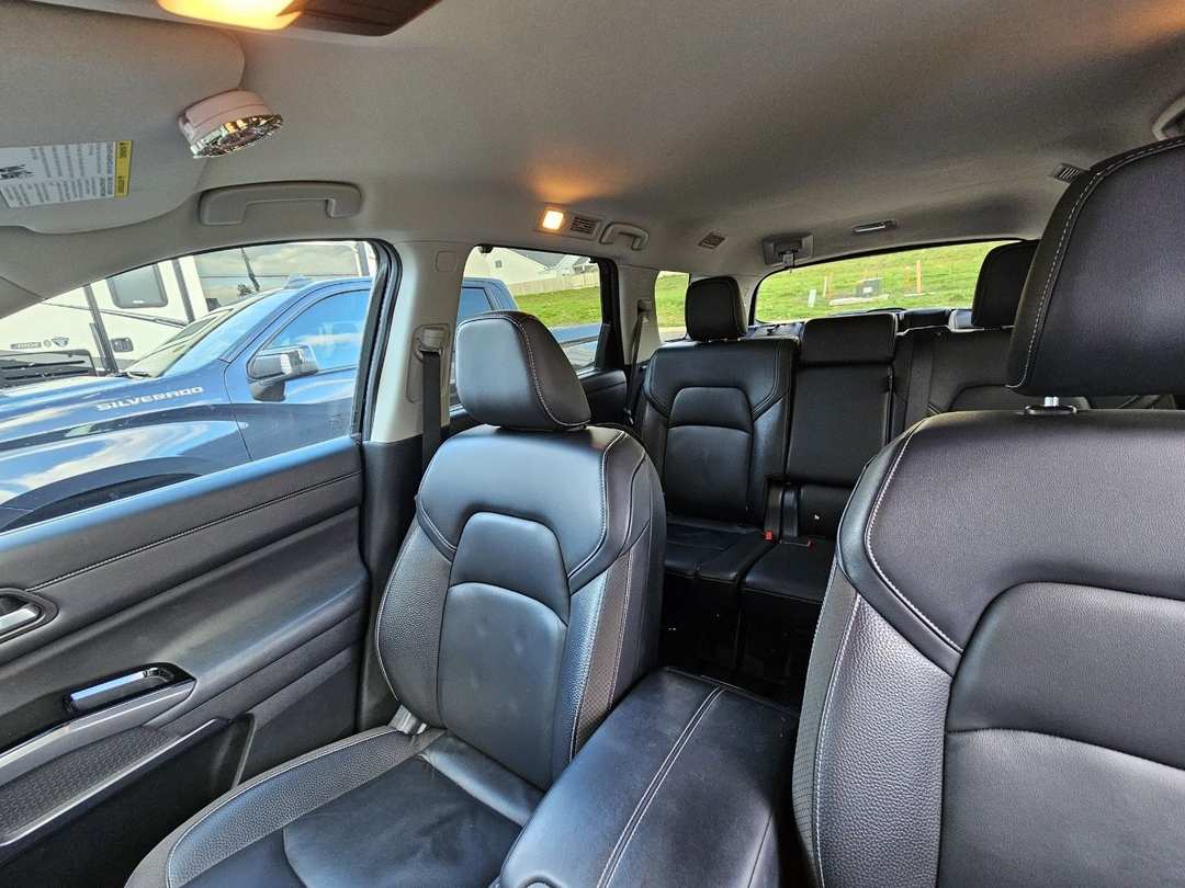 2022 Nissan Pathfinder SL - Image 2