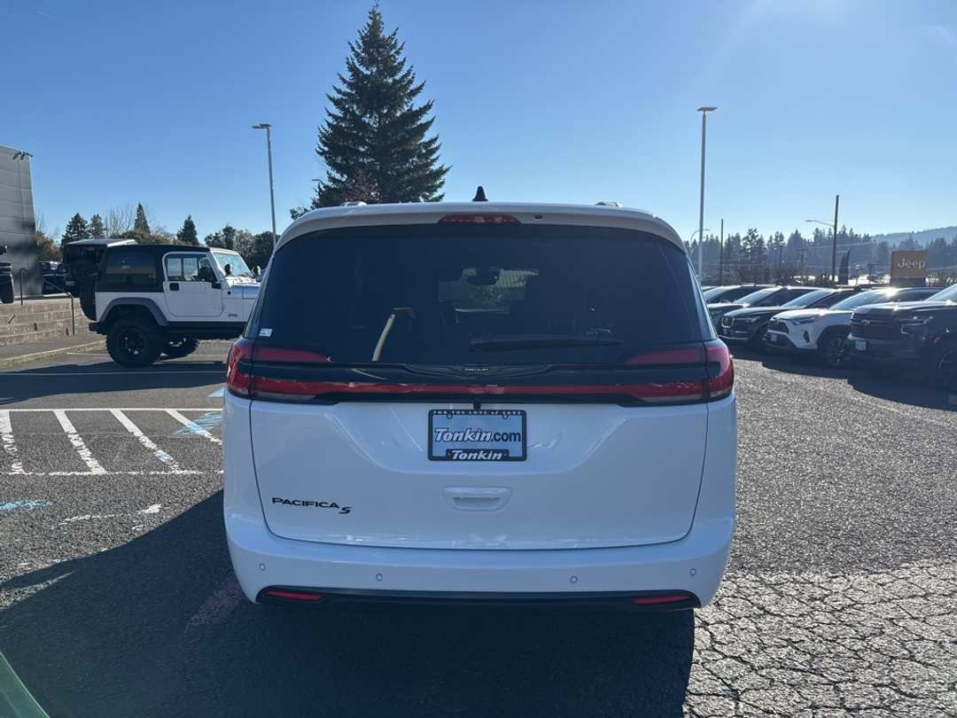 2026 Chrysler Pacifica Select - Image 6