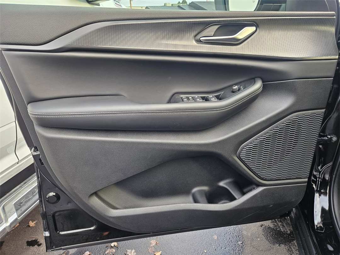 2025 Jeep Grand Cherokee L Laredo - Image 10