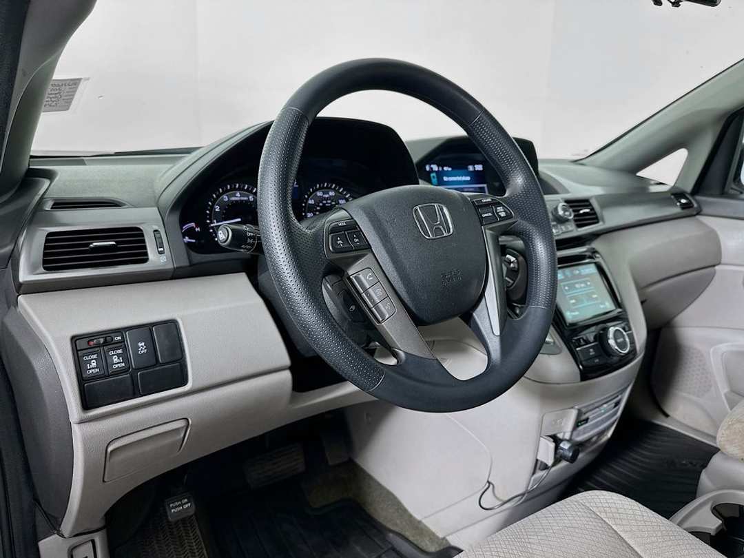 2017 Honda Odyssey SE - Image 10