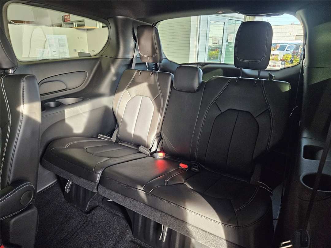 2026 Chrysler Pacifica Select - Image 30