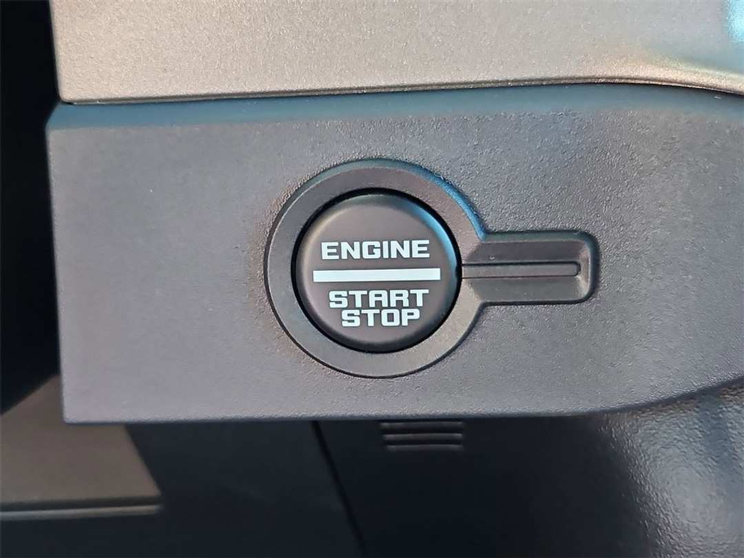 2025 Ford Bronco Outer Banks - Image 16