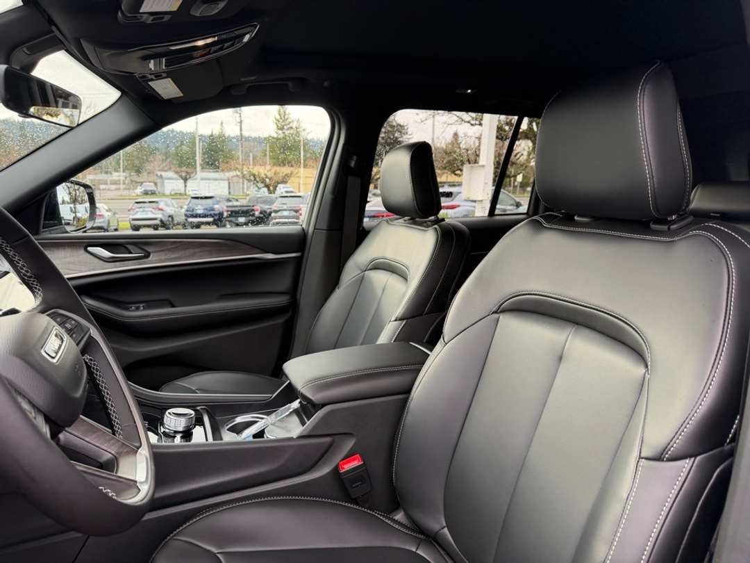 2025 Jeep Grand Cherokee Limited - Image 16