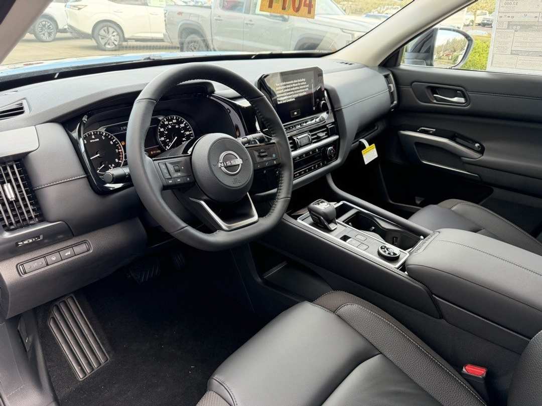 2025 Nissan Pathfinder SL - Image 15