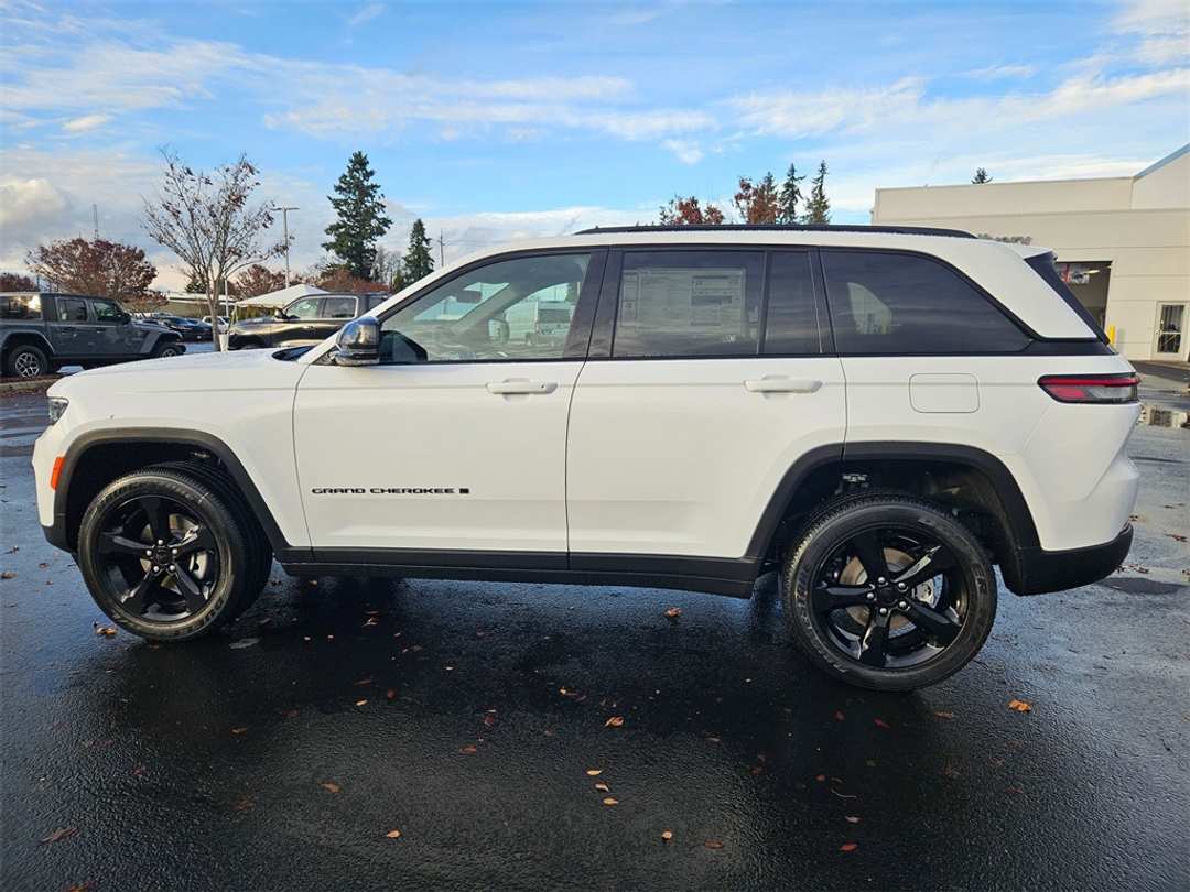 2025 Jeep Grand Cherokee Altitude X - Image 3