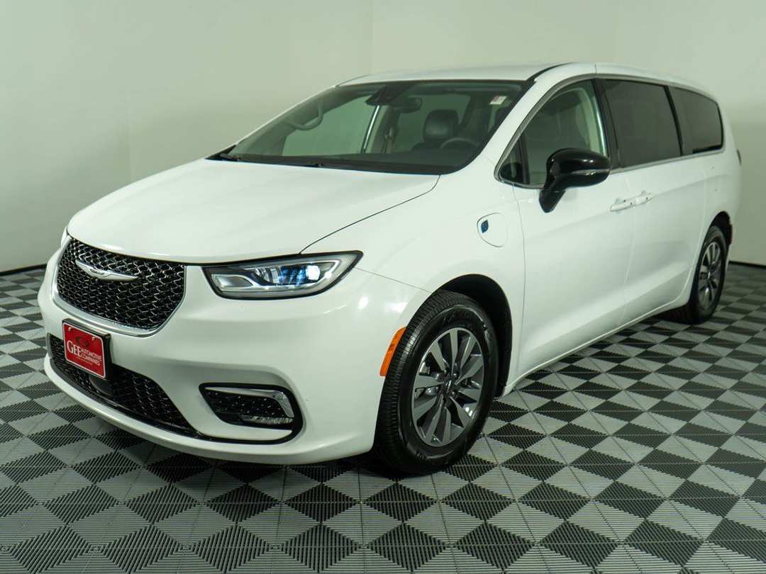 2024 Chrysler Pacifica Select - Image 3