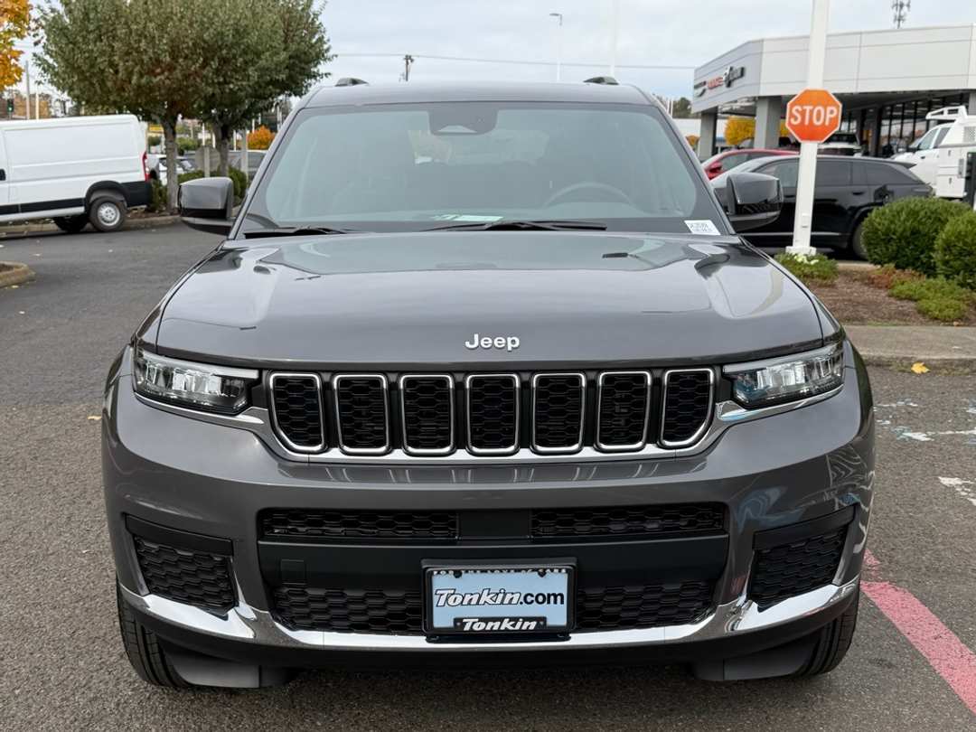 2025 Jeep Grand Cherokee L Laredo - Image 3