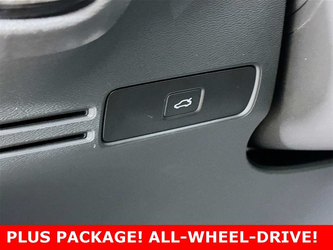 2025 Volvo Xc40 B5 Plus Dark Theme - Image 30