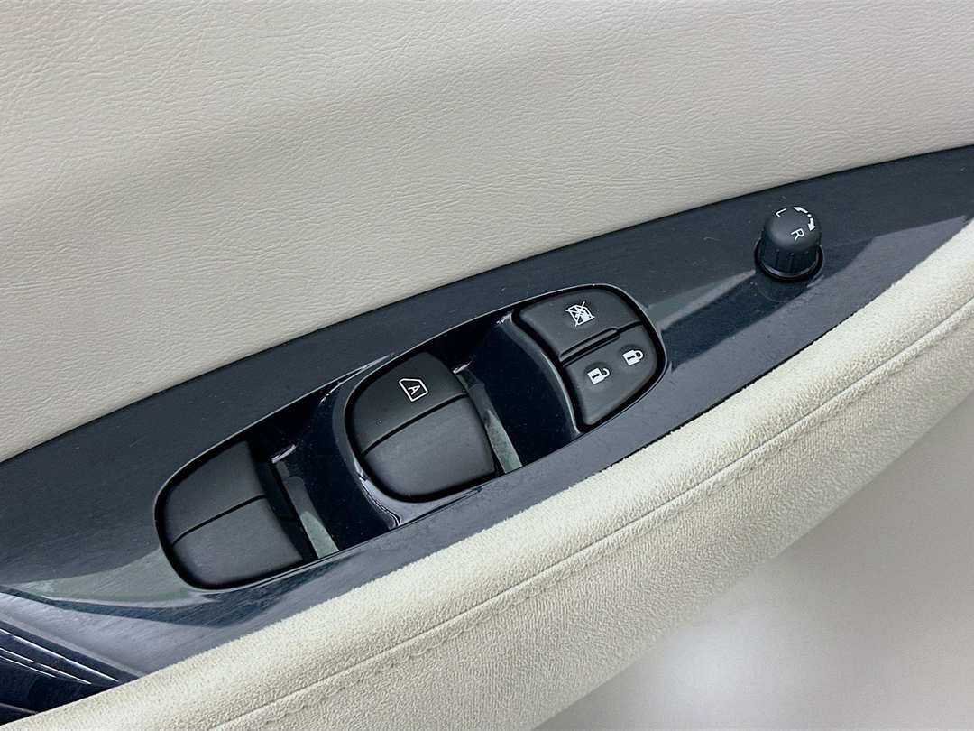 2011 Nissan LEAF SL - Image 19