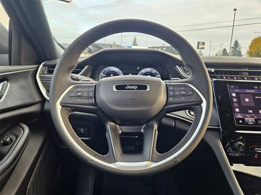 2025 Jeep Grand Cherokee L Laredo - Image 15