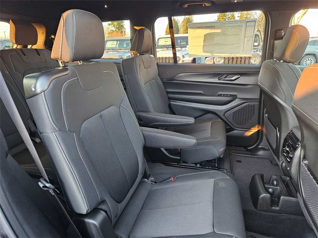 2025 Jeep Grand Cherokee L Laredo - Image 34