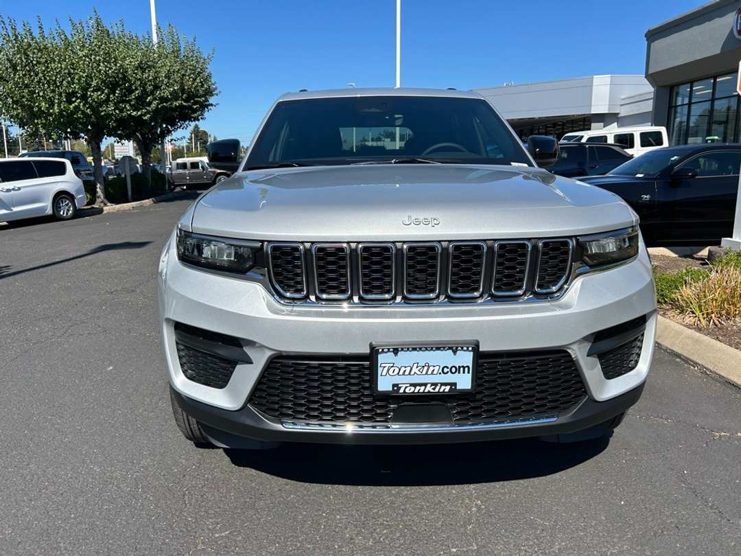 2025 Jeep Grand Cherokee Laredo X - Image 3