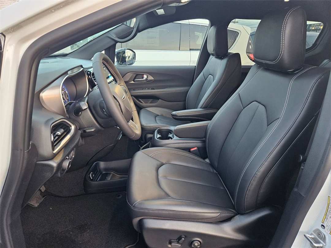 2026 Chrysler Voyager LX - Image 14