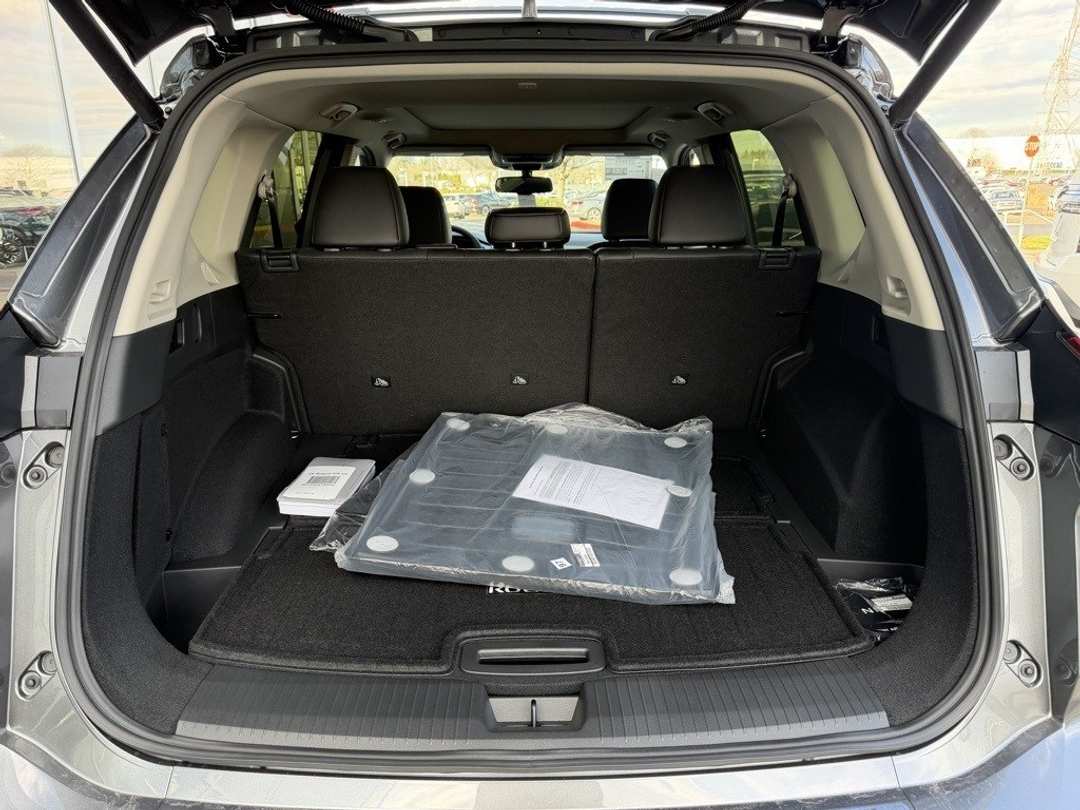 2026 Nissan Rogue Platinum - Image 9