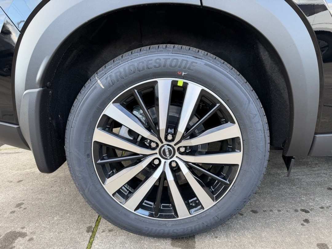 2025 Nissan Pathfinder Platinum - Image 9