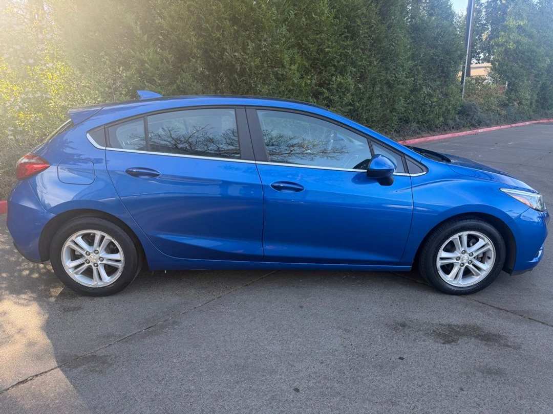 2017 Chevrolet Cruze LT - Image 2