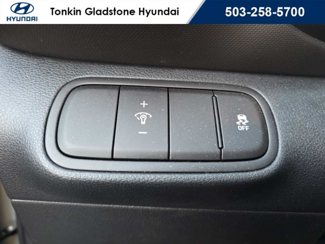 2025 Hyundai Venue SEL - Image 11