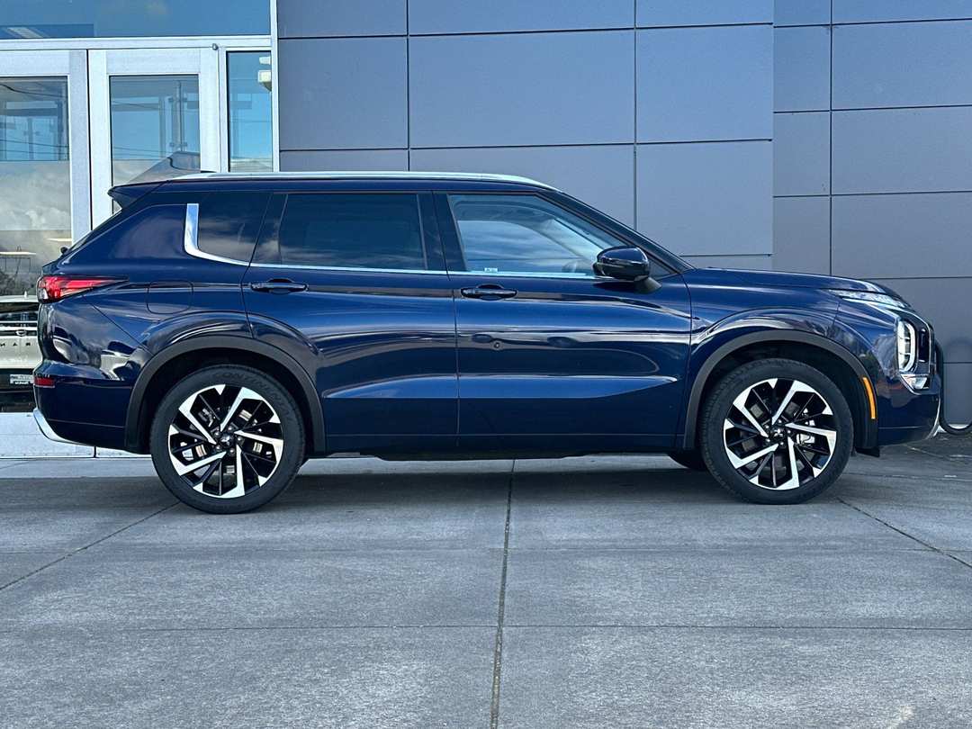 2023 Mitsubishi Outlander - Image 2