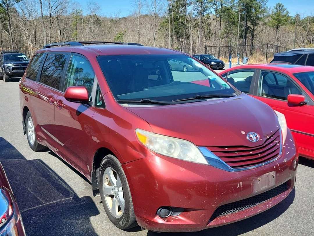 2017 Toyota Sienna LE - Image 2