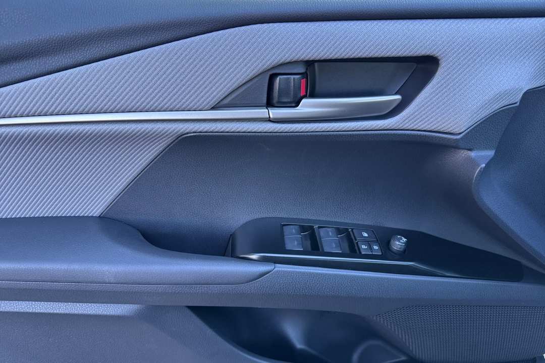 2026 Toyota Camry SE - Image 11