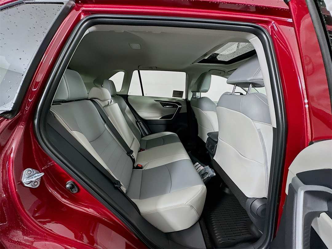 2025 Toyota Rav4 XLE Premium - Image 29
