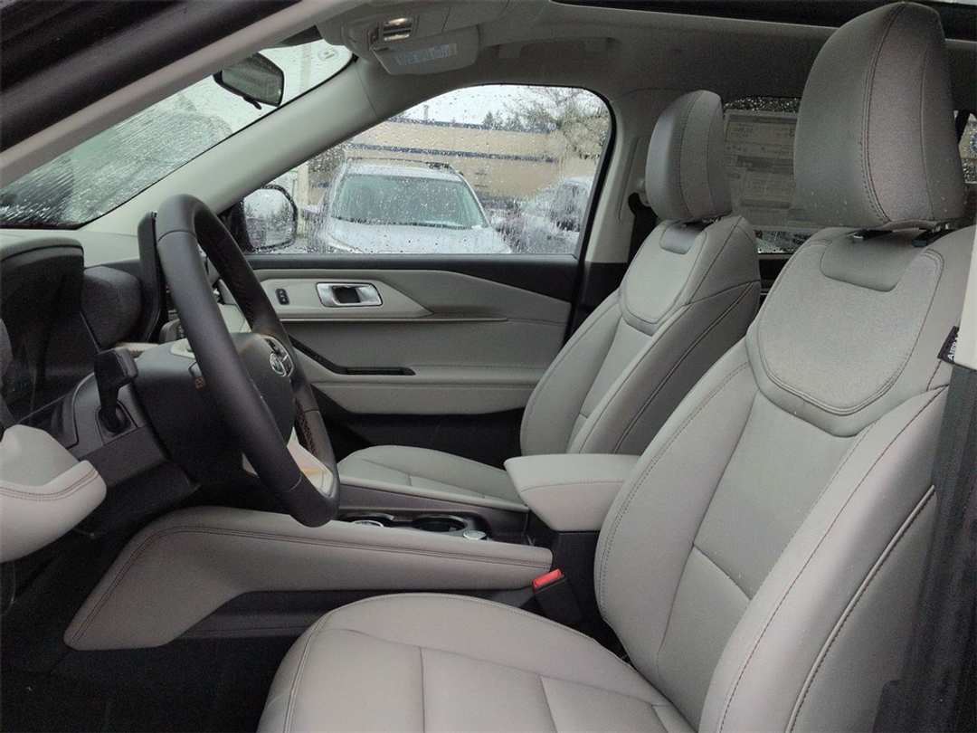 2026 Ford Explorer Active - Image 12