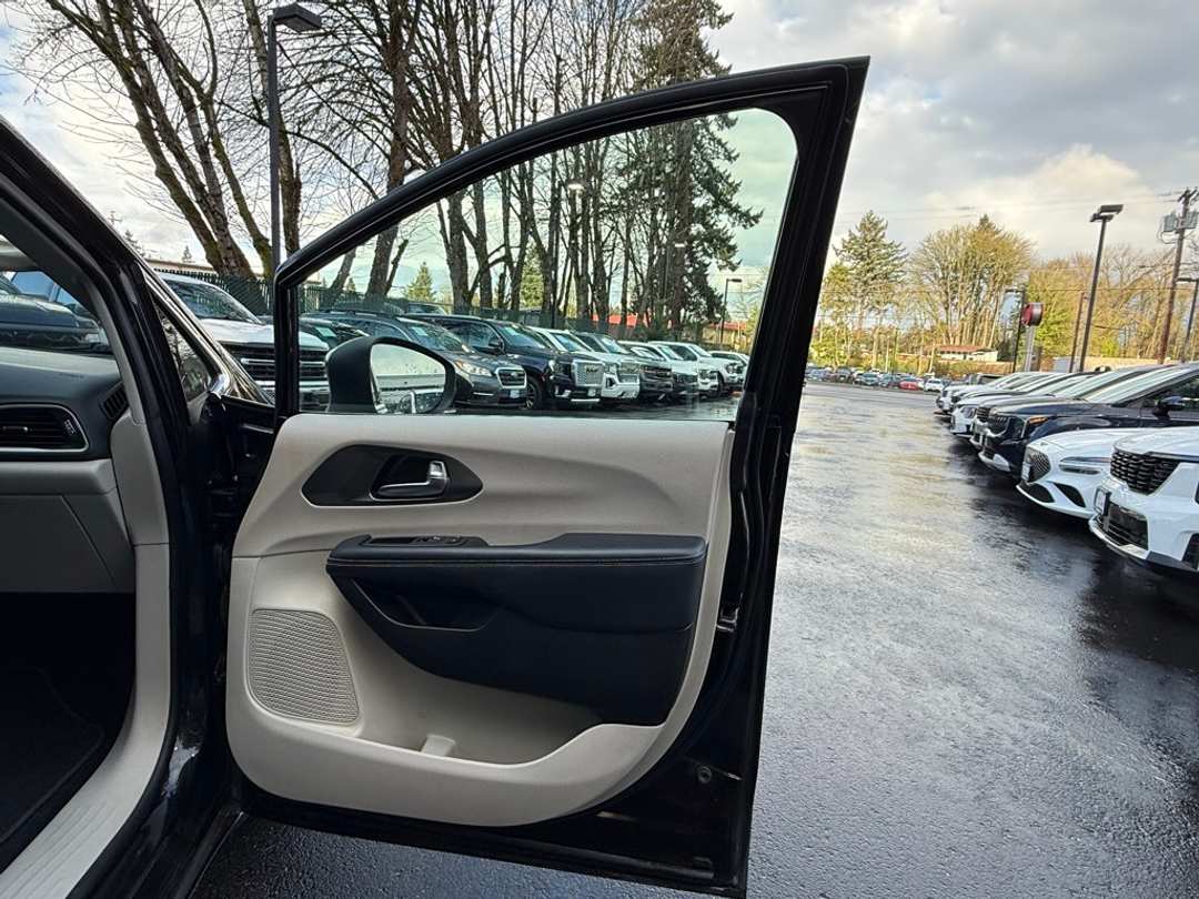 2023 Chrysler Pacifica Touring L - Image 20