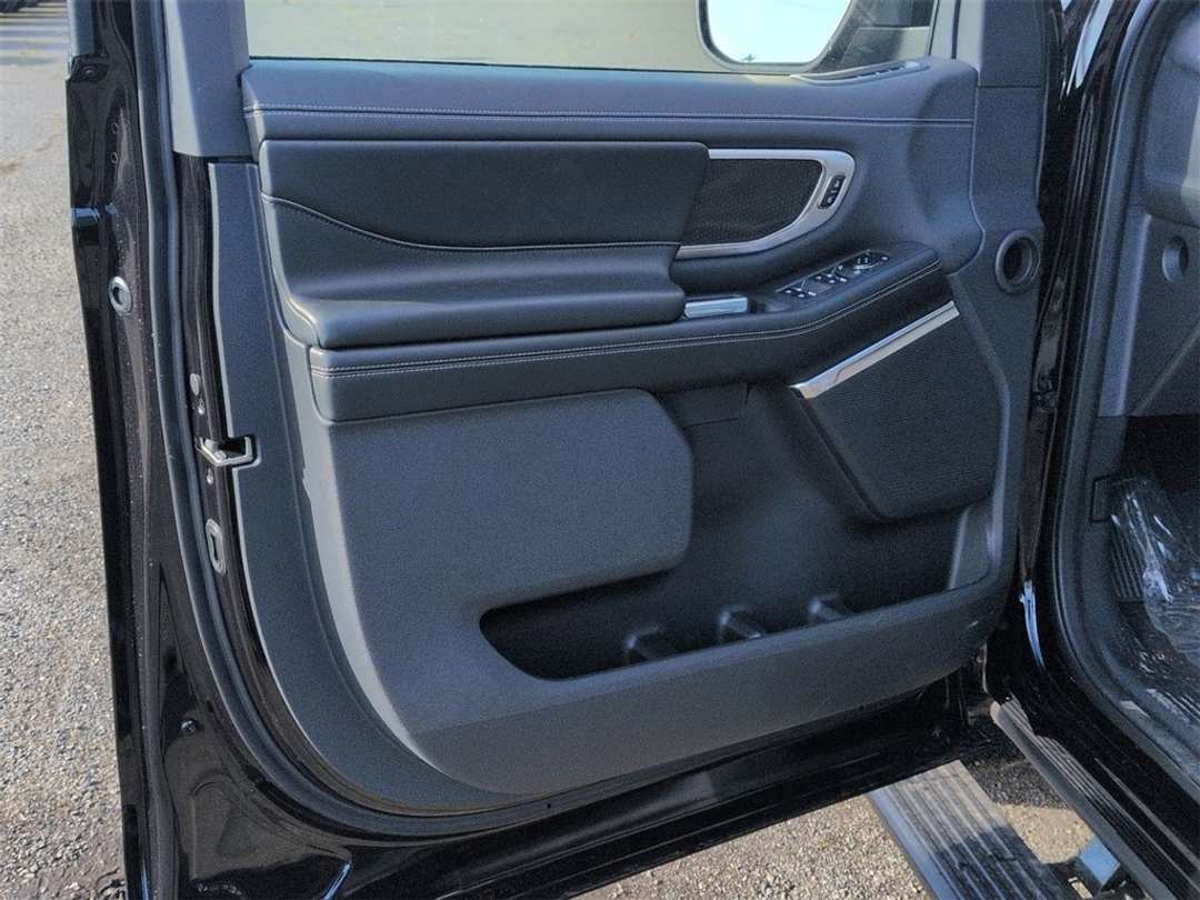 2025 Ford Expedition Platinum - Image 9