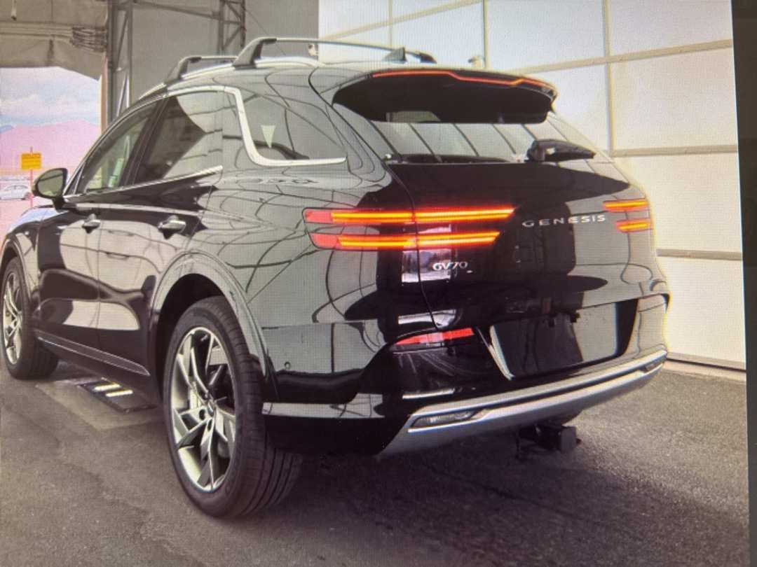 2025 Genesis Electrified Gv70 Prestige - Image 3