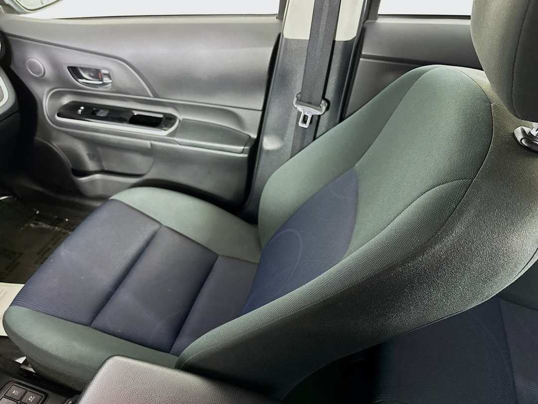 2015 Toyota Prius C - Image 22